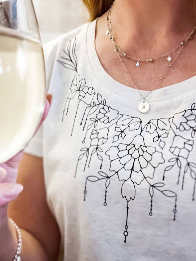 T-shirt voor dames met bloemenhals voor wholesale door LONE OWL STUDIO