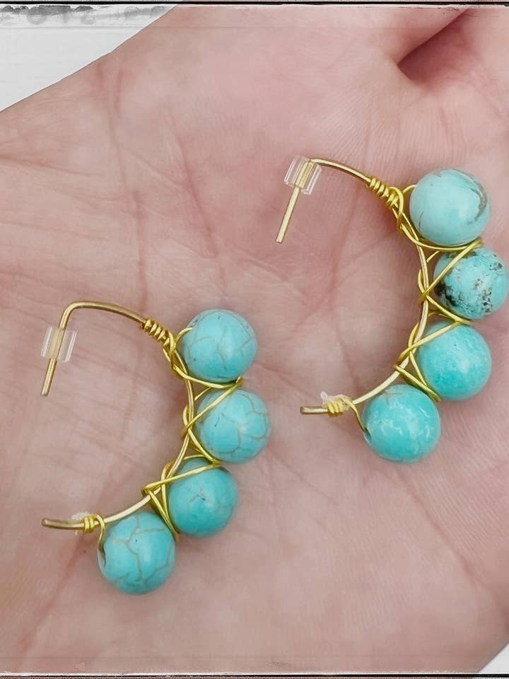 Lille Hoop ædelsten perle dingle øreringe Huggie Turkis for engroshandel hos GentrybyJenna