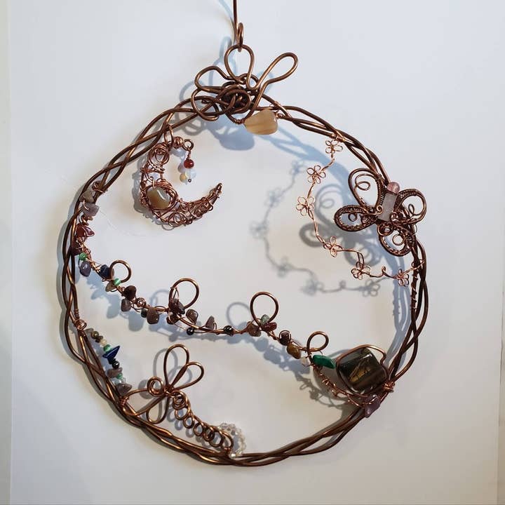 Attrape-soleil avec papillon, libellule et lune pour la vente par Mother Of Metal