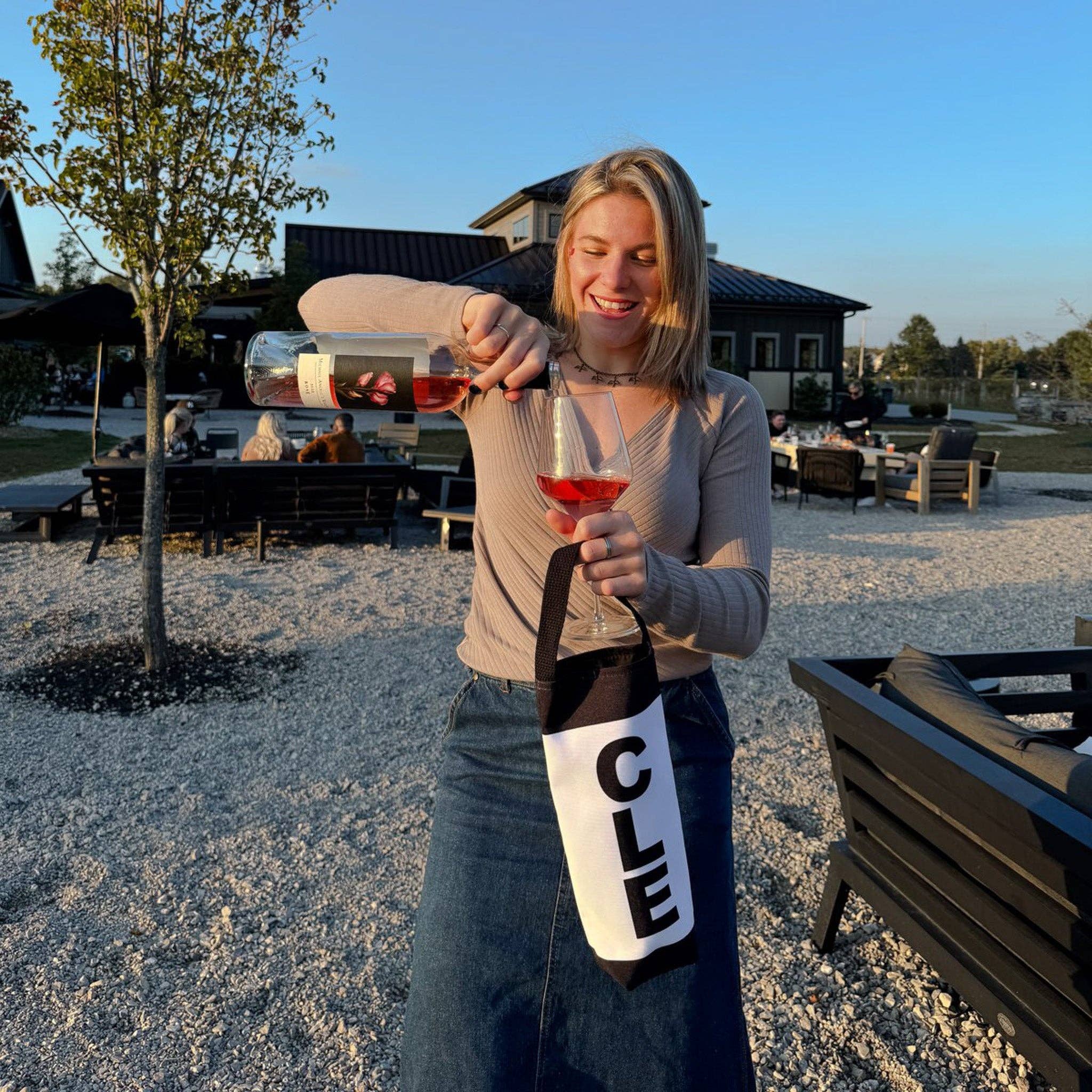 Anne Cate – wholesale Vinkasse – CLE (Cleveland) City Förkortning Canvas Wine Tote2