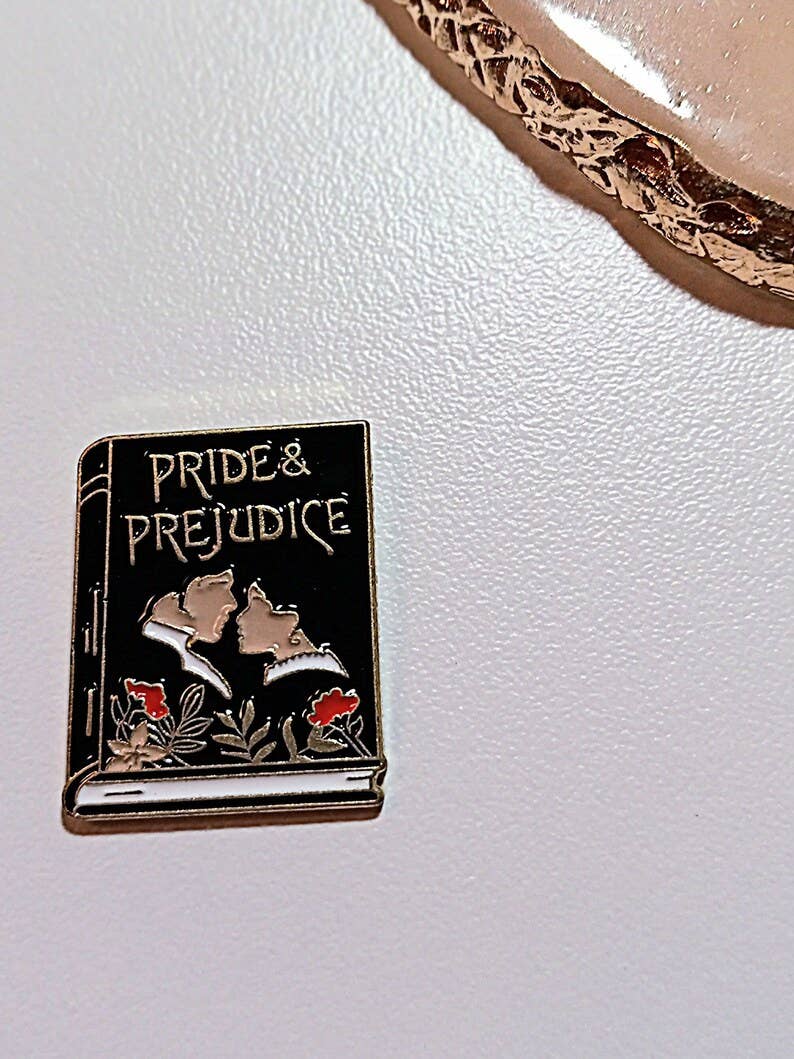 Magnifique Hearts - Wholesale Lapel Pin/Button - Pride and Prejudice Book Cover Enamel Pin Literature Lovers1