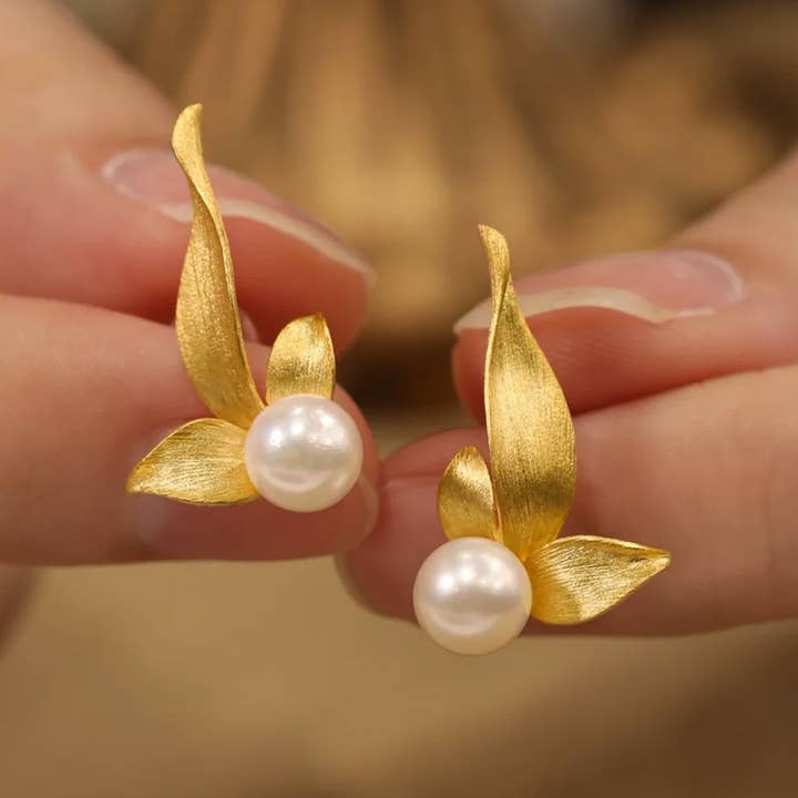 Pearl Orchid Flower Leaf Statement Earrings in Solid Copper and other Purchase Wholesale orchidee prezzi. Free Returns & Net 60 Terms on Faire trending on Faire.