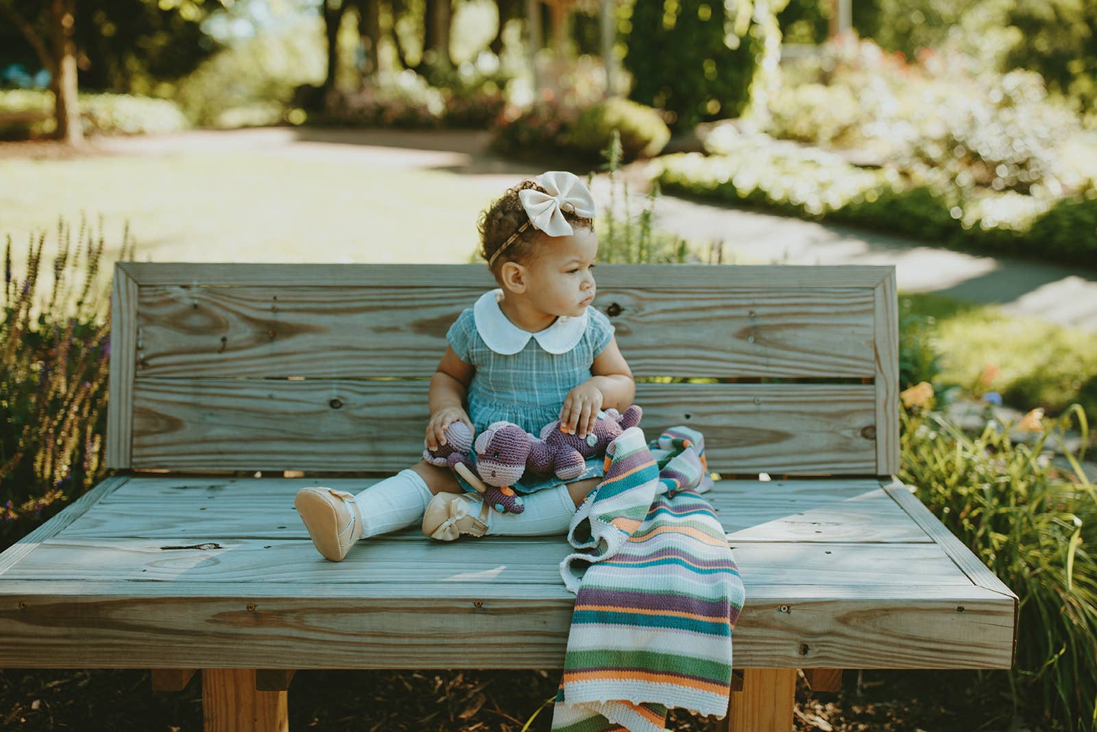 Pebblechild – wholesale Skallra - Baby – Virkat babyleksak dinosaurie skallra - petrolblå6