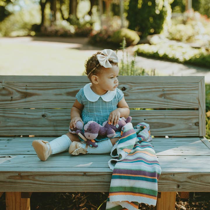 Pebblechild – wholesale Skallra - Baby – Virkat babyleksak dinosaurie skallra - petrolblå6