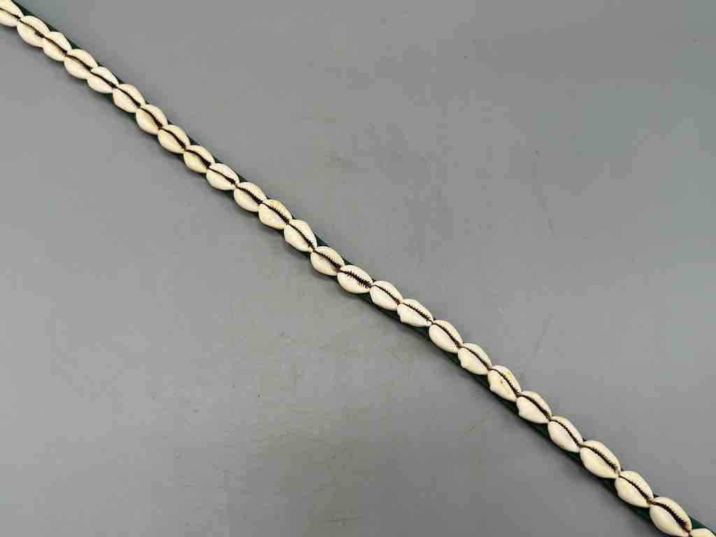 The Niger Bend – Großhandel Gürtel – Damen – Schmaler afrikanischer Krawattenverschluss aus echtem Kaurimuschelleder27