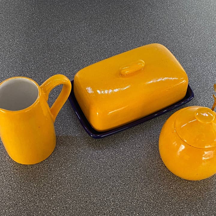 Butterdose, Zuckerdose und Milchkännchen, gelb gesprenkelt für den Großhandel von Peter Bowen Art