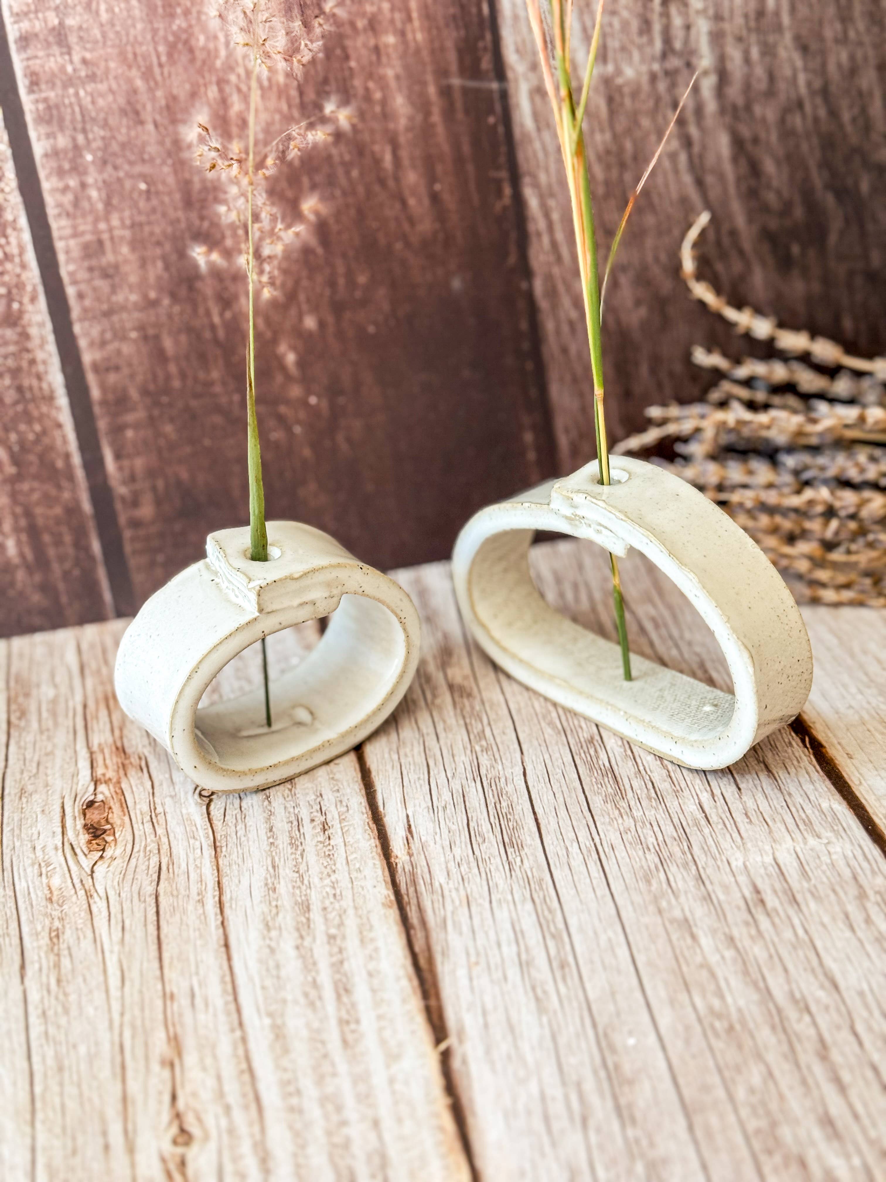 Wolf and Clay Pty Ltd - Vente Assiettes/plats/bols de décoration - Support Floral Décoratif en Céramique - Boucle0