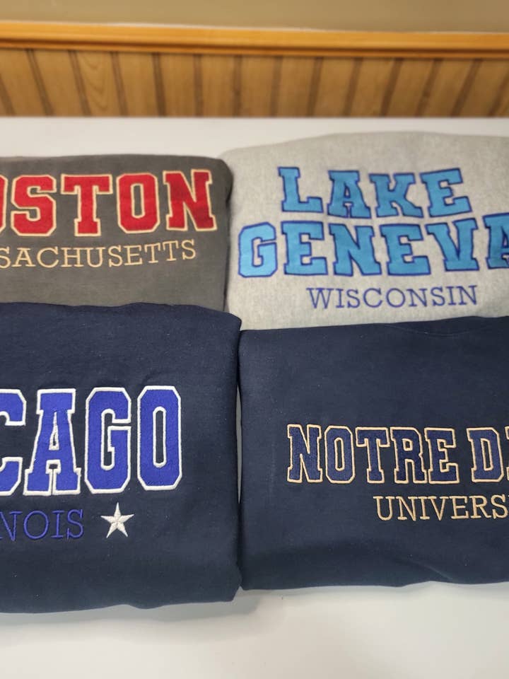 Anpassad tvåfärgad, personligt broderad varsity-tröja för wholesale av PLom 614 Designs & Apparel