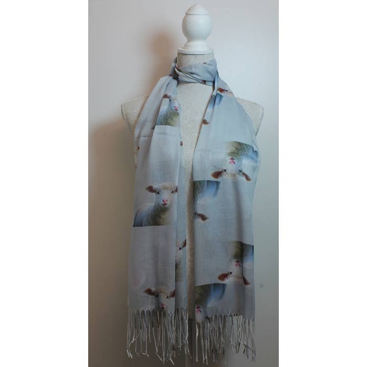 Lenço 100% poliéster com estampa de cordeiro em cinzento claro e franjas. por atacado de Western Counties Wholesale