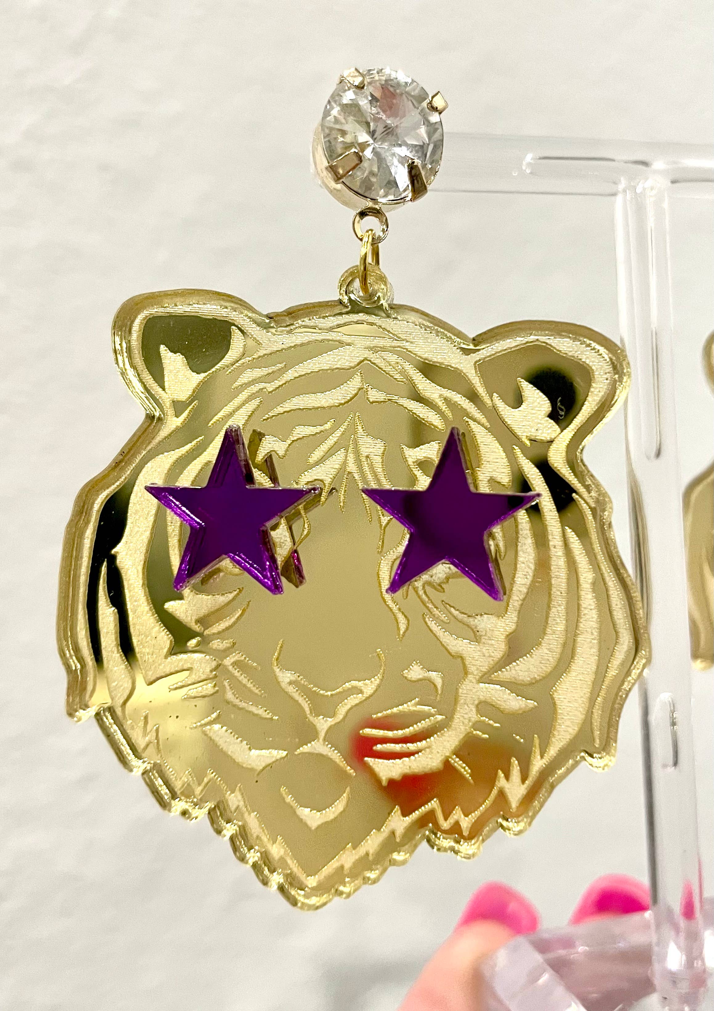 Louie Love - Vente Boucles d'oreilles pendantes - Boucles d'oreilles Rockstar Geaux en forme de tête de tigre en acrylique doré et violet6