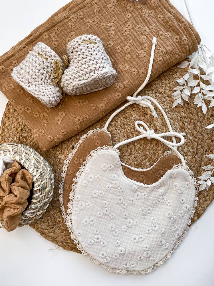 PETITE EvelinaApparel - Venta al por mayor Babero - Bebés - Babero Bebé/Flores bordadas4