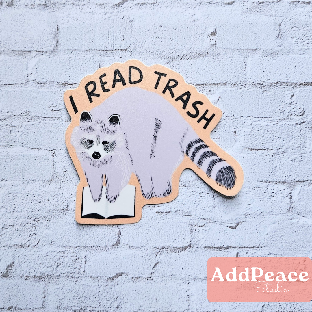 AddPeace Studio – wholesale Klistermärke – Jag läser skräp tvättbjörn rolig vinylklistermärke för bokälskare1