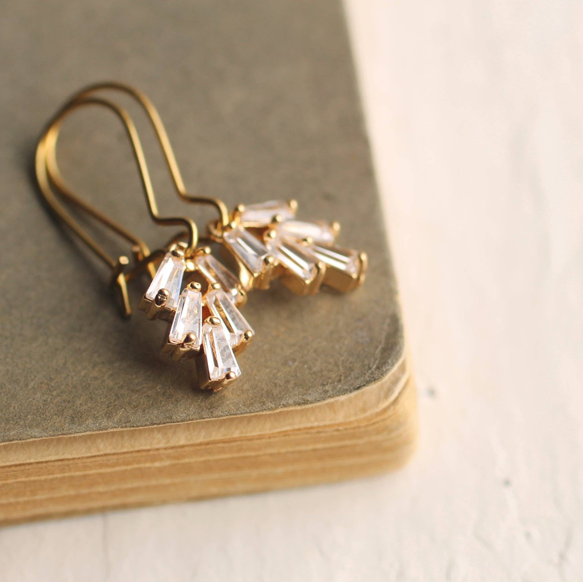 Silk Purse, Sow's Ear – Engroshandel Hængeøreringe og creoløreringe – Art deco-øreringe med krystaller og Chrysler-baguette3