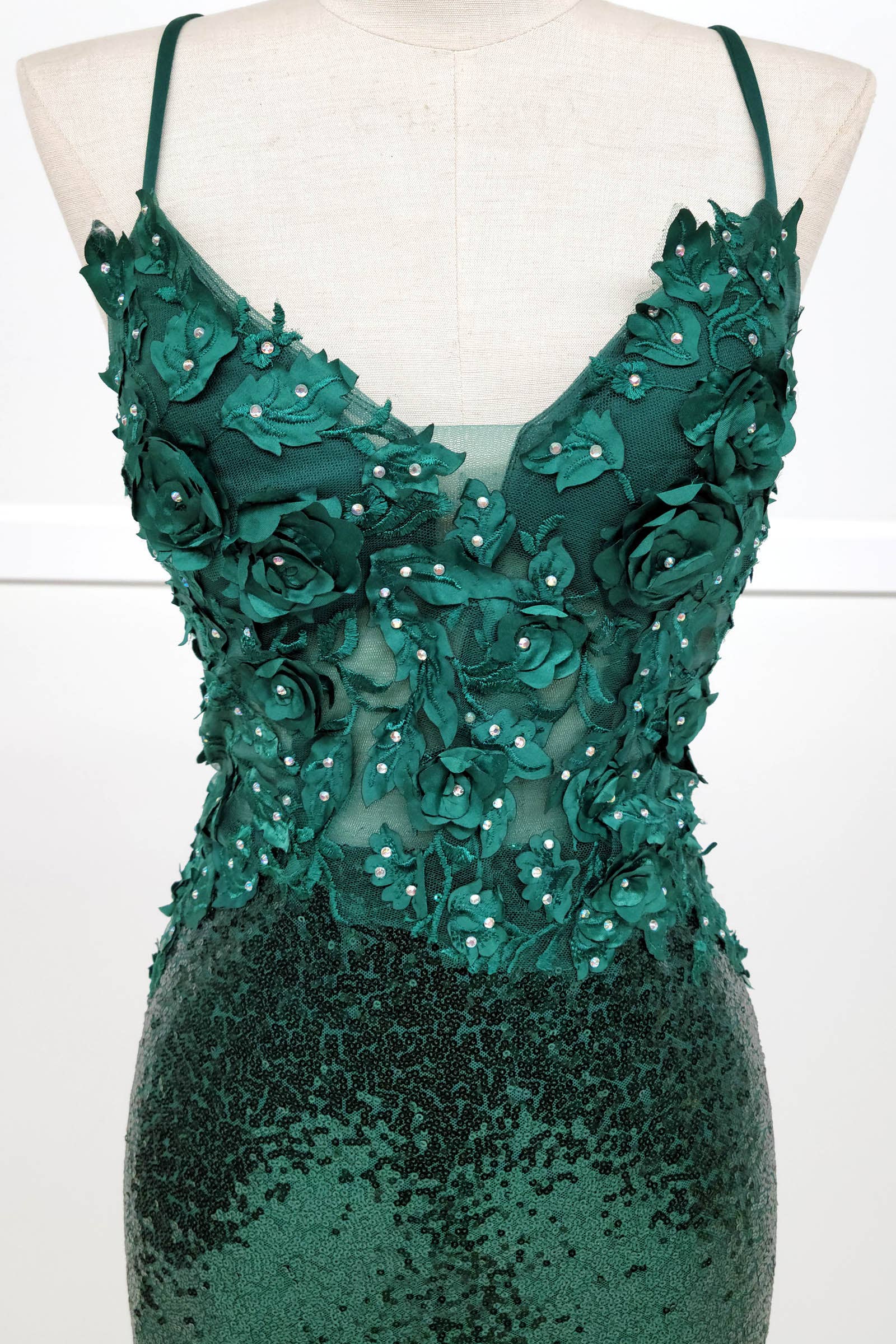 Chicas - Vente Robe – femme - Robe courte à paillettes et broderies florales C80829