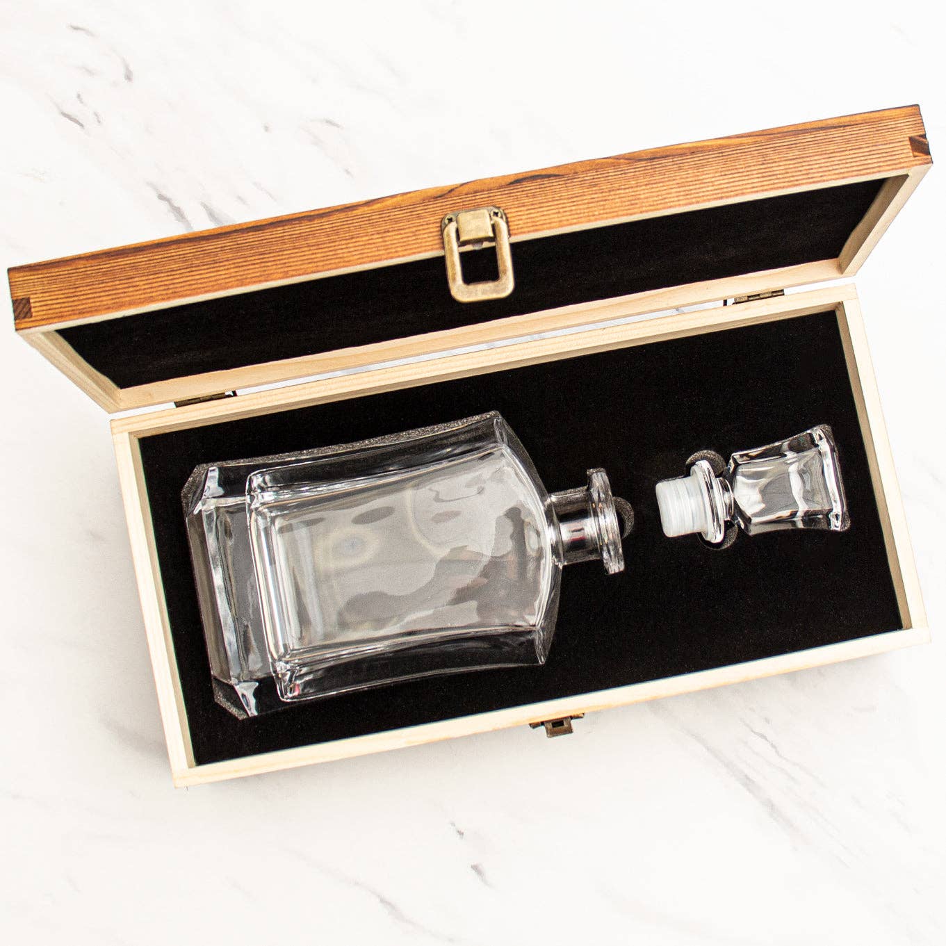 MB Brands Inc – Engroshandel Karaffel – Hovedstadens karaffel med rustik trækasse - Tilføj dit logo1