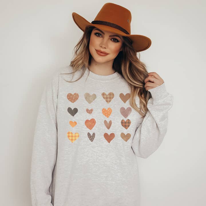 Vintage Karo-Herzen Rundhals Valentinstag Sweatshirt für den Großhandel von Amy Anne Apparel Inc