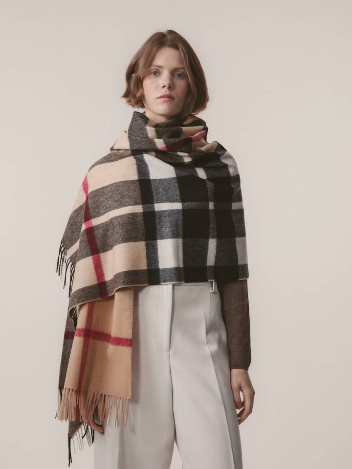 Exploderad Kamel Thompson Lammullsstola för wholesale av Kiltane