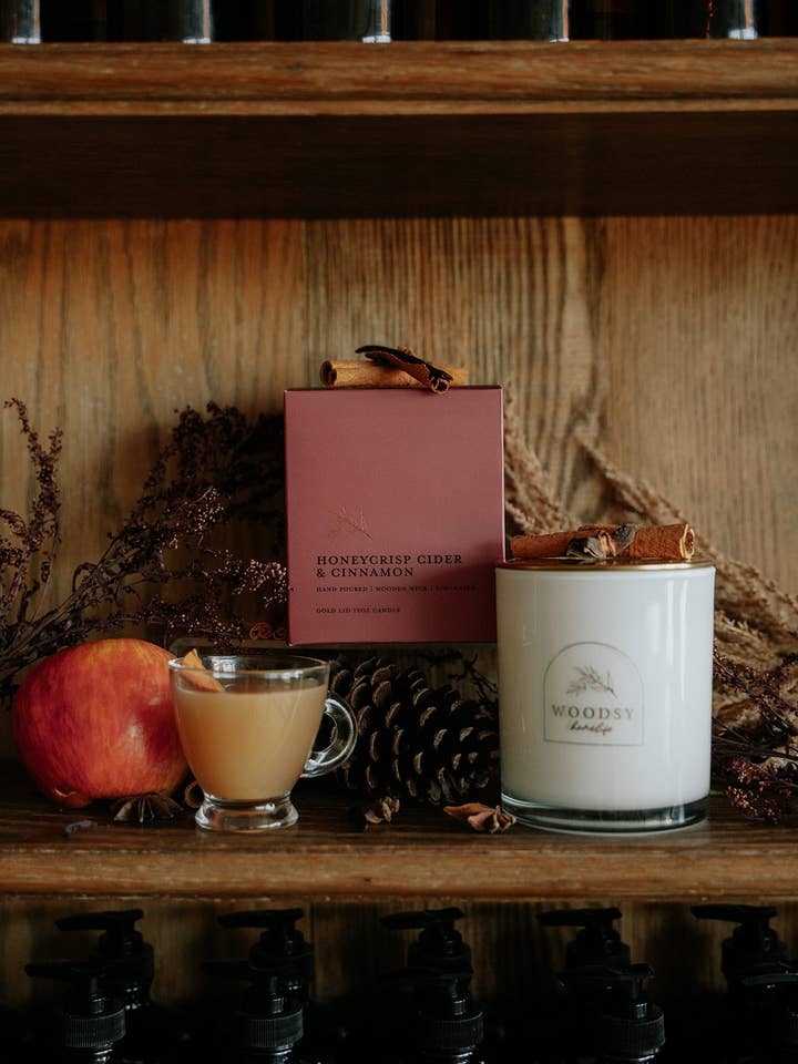 Bougie au Cidre Honeycrisp & Cannelle avec Couvercle Doré & Boîte Boutique pour la vente par Woodsy Homelife