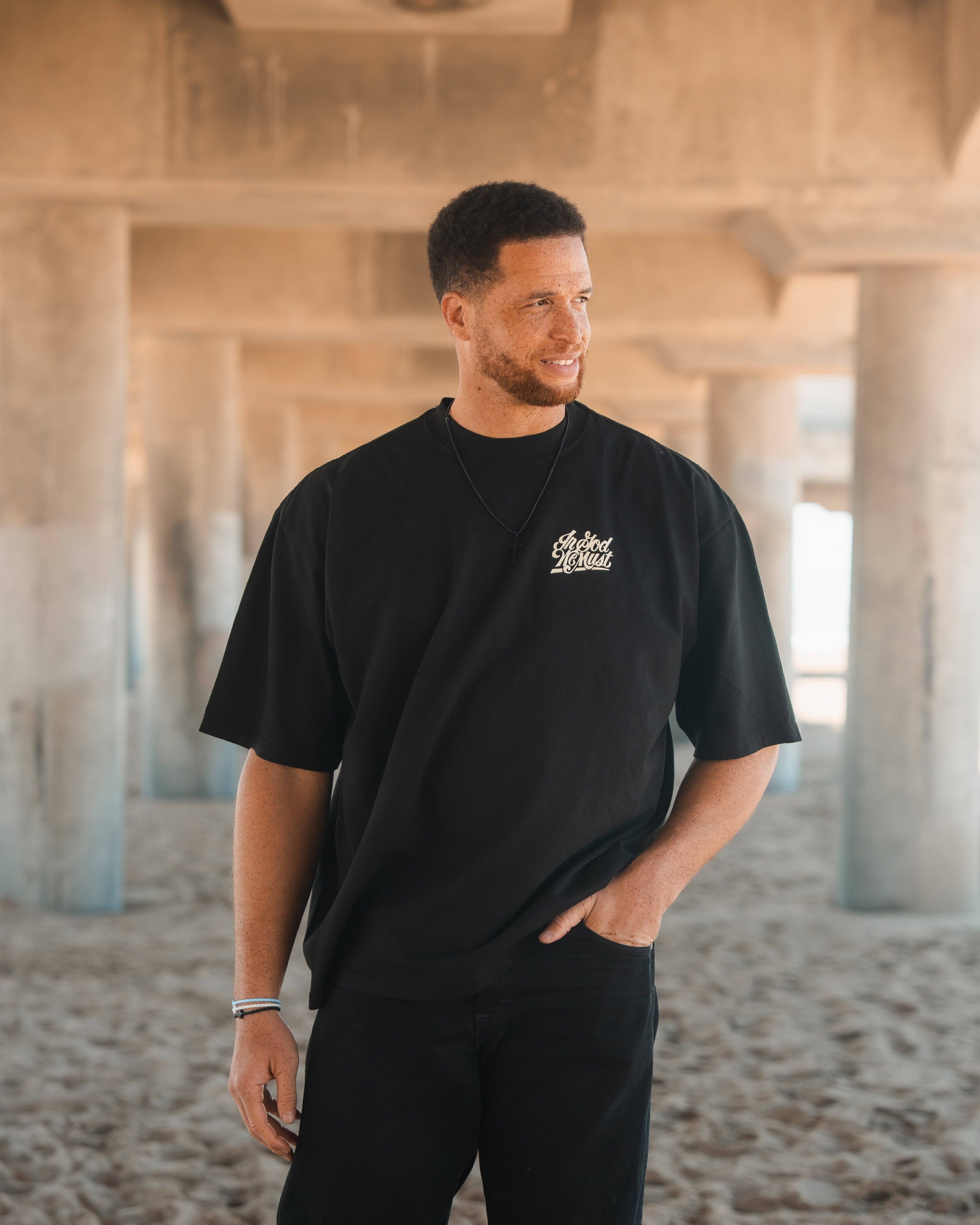 In God We Must – T-shirt estampada - Homem por atacado – T-shirt 'Jesus Muda Tudo'5