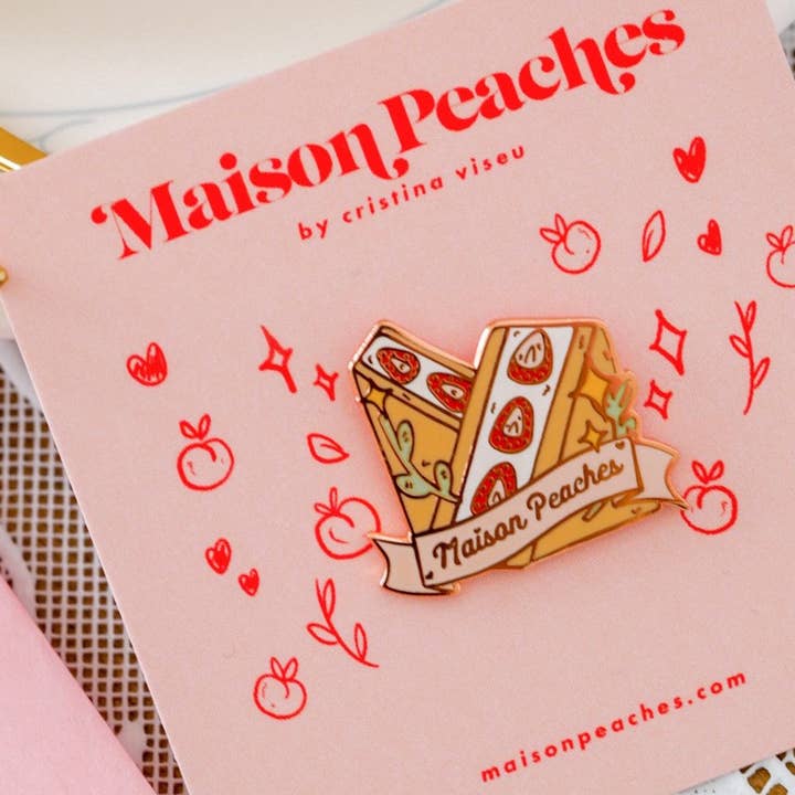 Cottage Core Enamel Pin Sandwich met aardbeiencrème voor wholesale door Maison Peaches