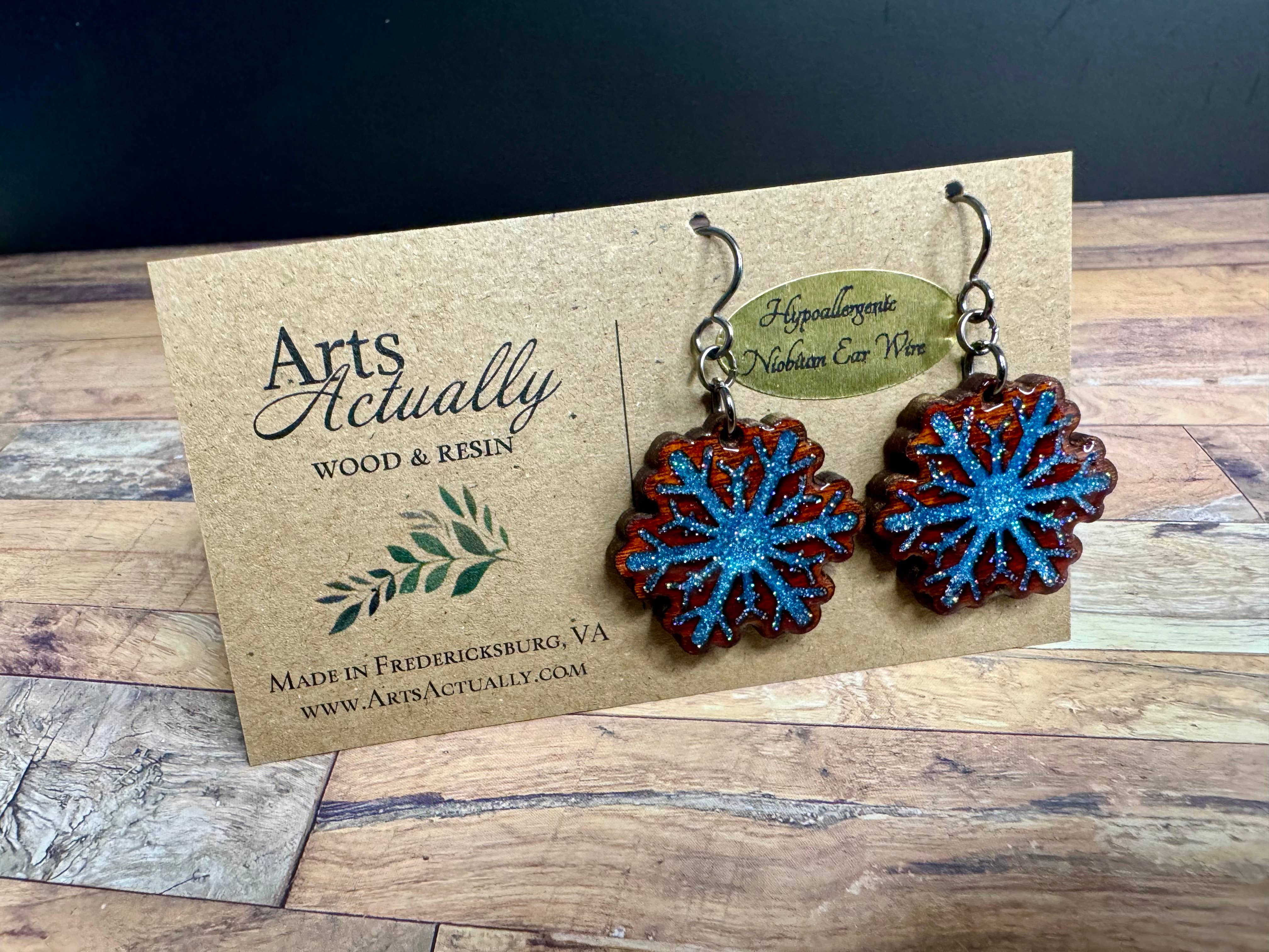 Arts Actually – Großhandel Ohrhänger – Einzelner Schneeflocke: *Hypoallergene* Ohrringe aus Holz und Harz