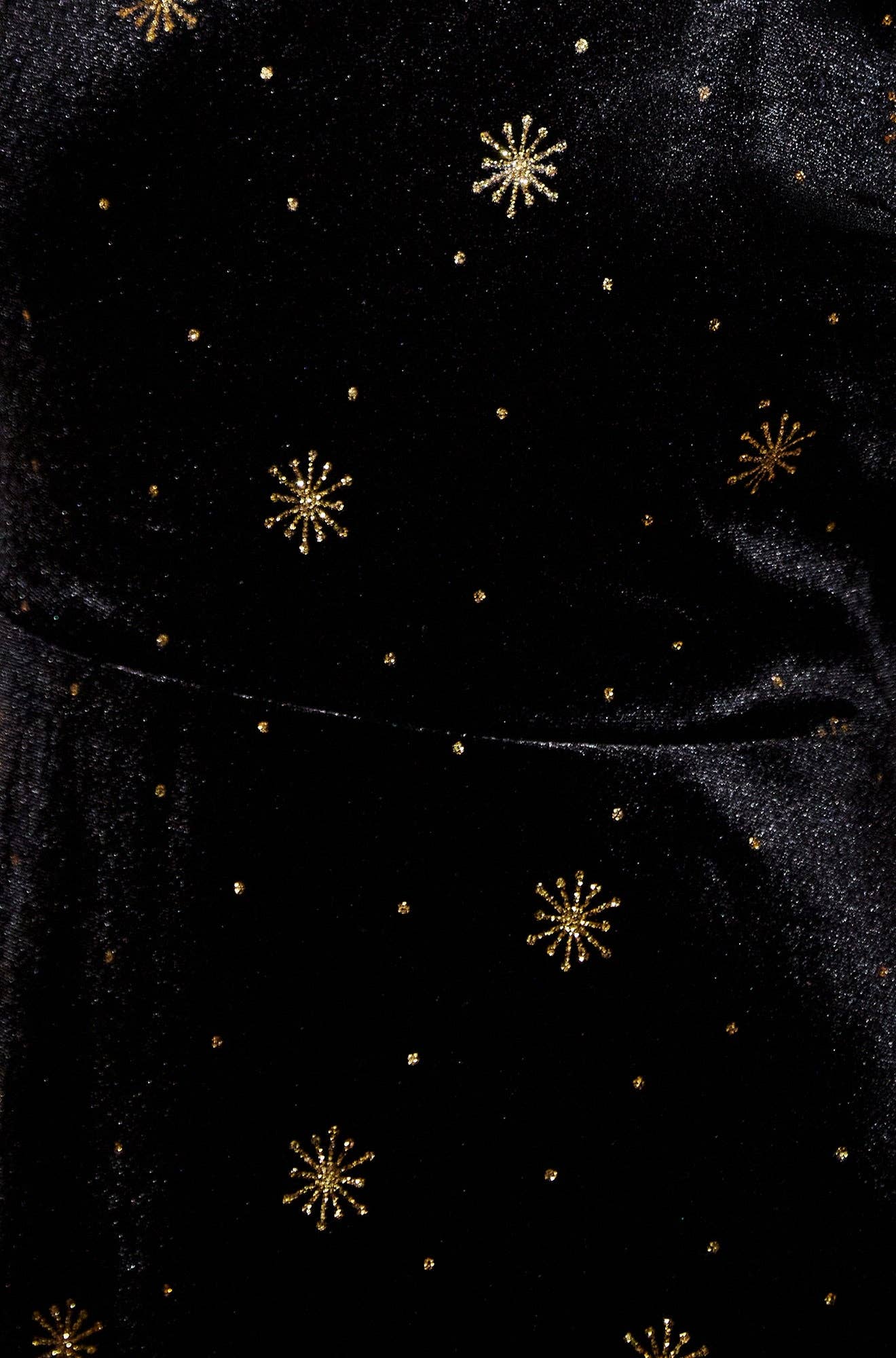 Schwarz Yumi Midikleid aus schwarzem Samt mit Sternenfoliendruck für den Großhandel auf Faire1