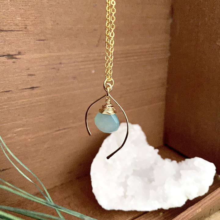 Pyrite and Pearls – Großhandel Kette mit Anhänger/Charm – Wunsch Knochen Halskette mit einem aqua blauen Chalcedon Edelstein Drop
