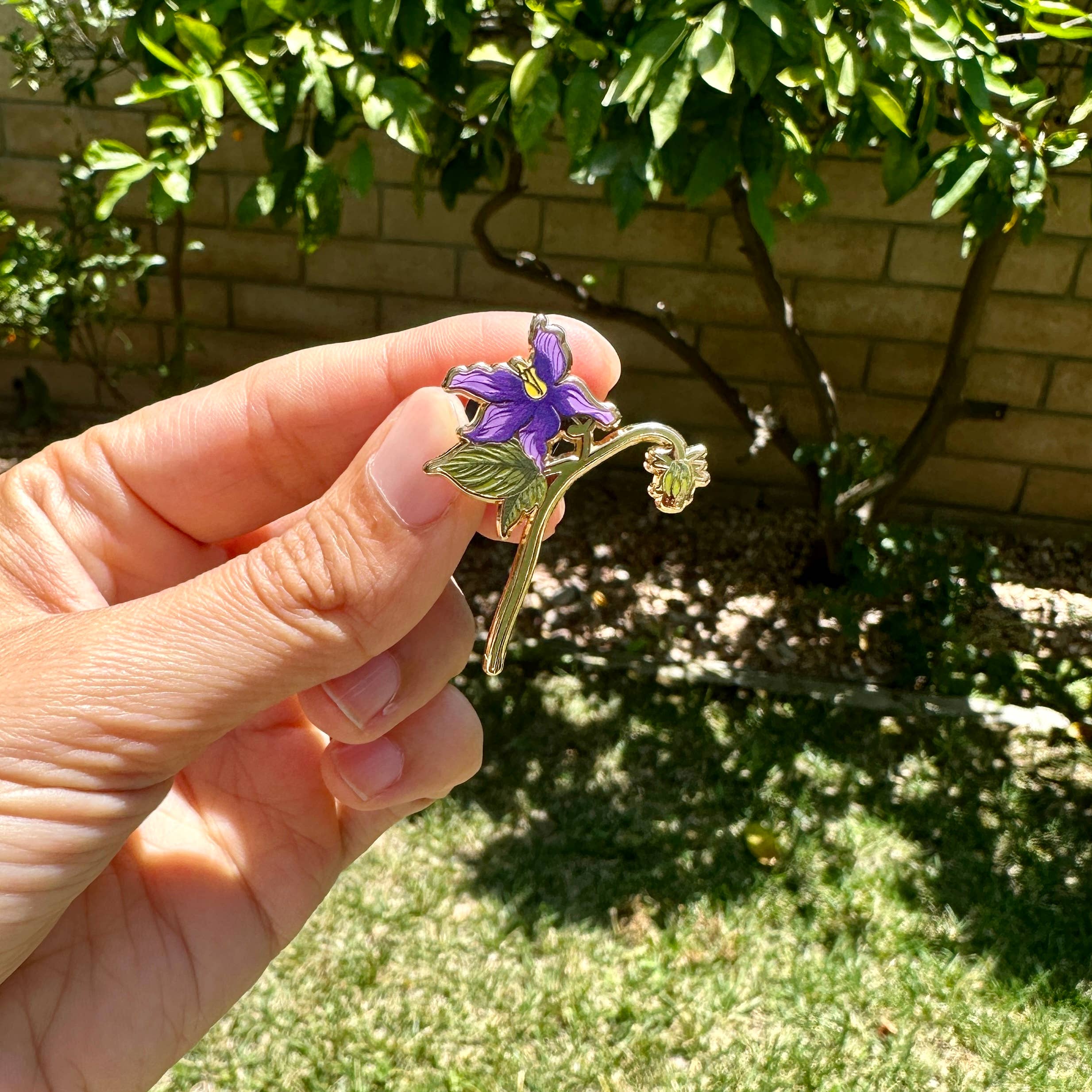 Plant Scouts – wholesale Nål och knapp för kavajslag – Nightshade Flower Emaljnål Dödlig giftblomma1