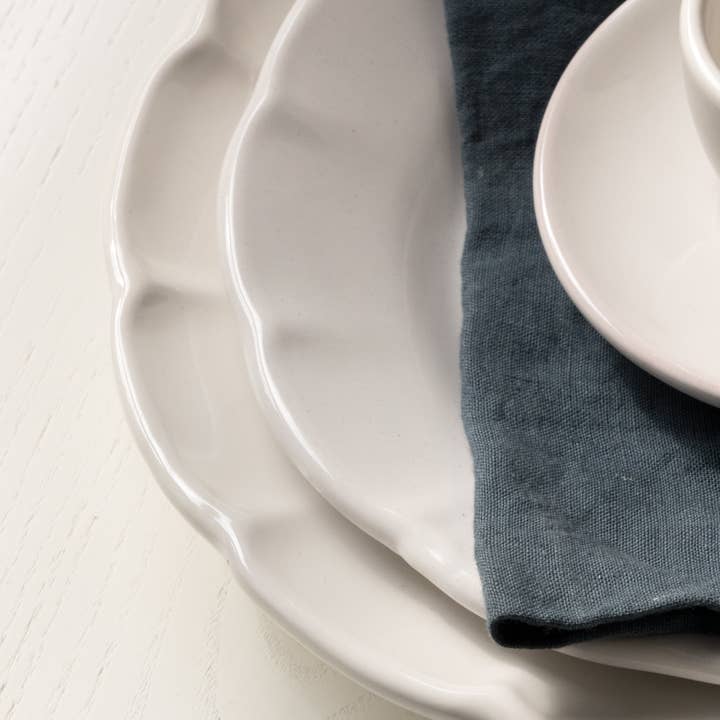 Wit plat bord van geglazuurd keramiek Ø25 cm voor wholesale door waiting for the bus