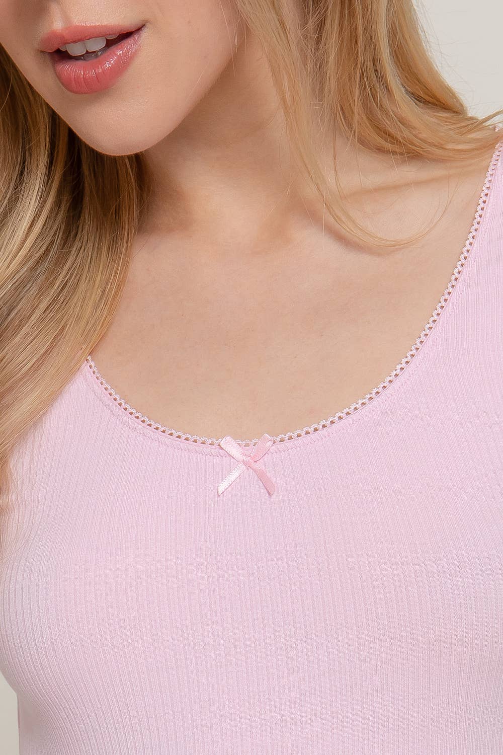 Active Basic | Active USA – wholesale Stickad topp - Dam – Kortärmad topp med rund halsringning, spets och satinrosett i ribbstickat tyg5