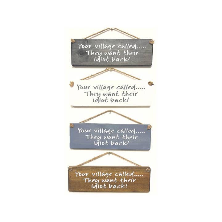 Din by heter handgjord hängande träskylt för wholesale av The Giggle Gift Company