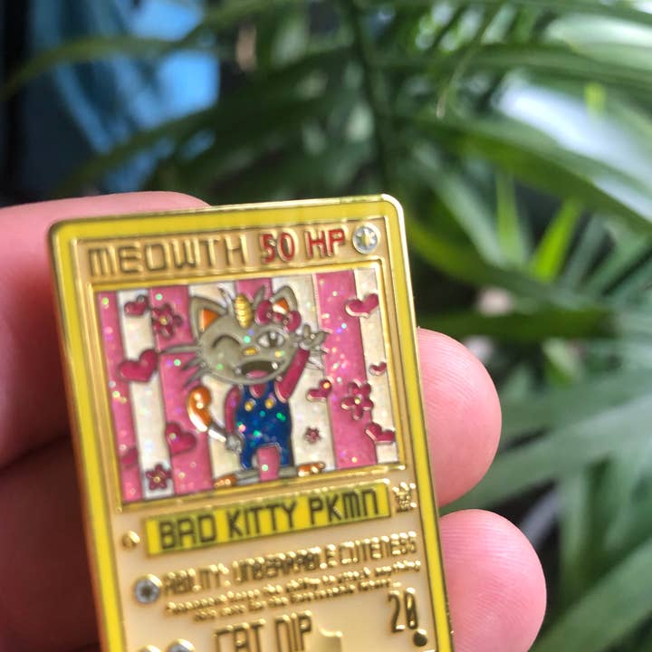 Mushroom Kingdom Pins – wholesale Nål och knapp för kavajslag – Meowth x Hello Kitty Mashup Pin – 1,5" Begränsad Upplaga0