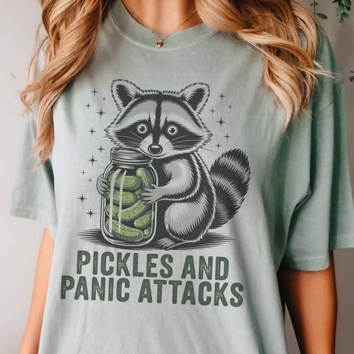 T-shirt graphique raton laveur relatable avec cornichons et crises de panique pour la vente par Par.tees by Party On!