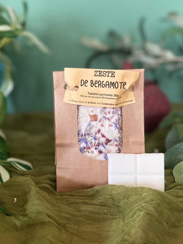 Bergamot scented breakable fondant, Soy Wax and petals for wholesale by Lilium Blanc