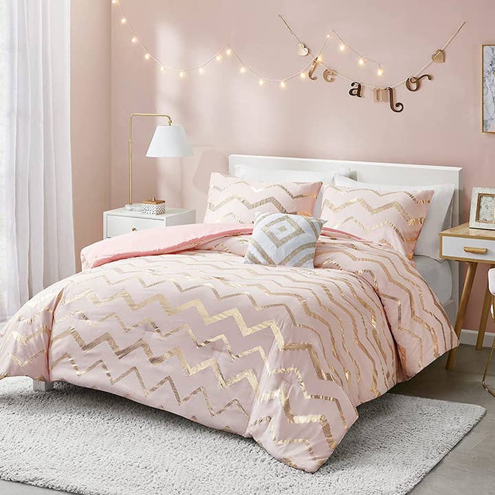 Ziggy Pink/Rose Gold Comforter Set for Full/Queen Bed for wholesale on Faire