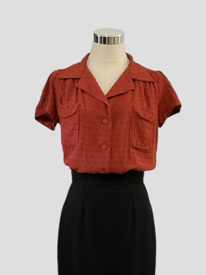 Retrospec'd Clothing – wholesale Blus - Dam – Evita rostfärgad texturerad blus i 1940-tals vintage-stil