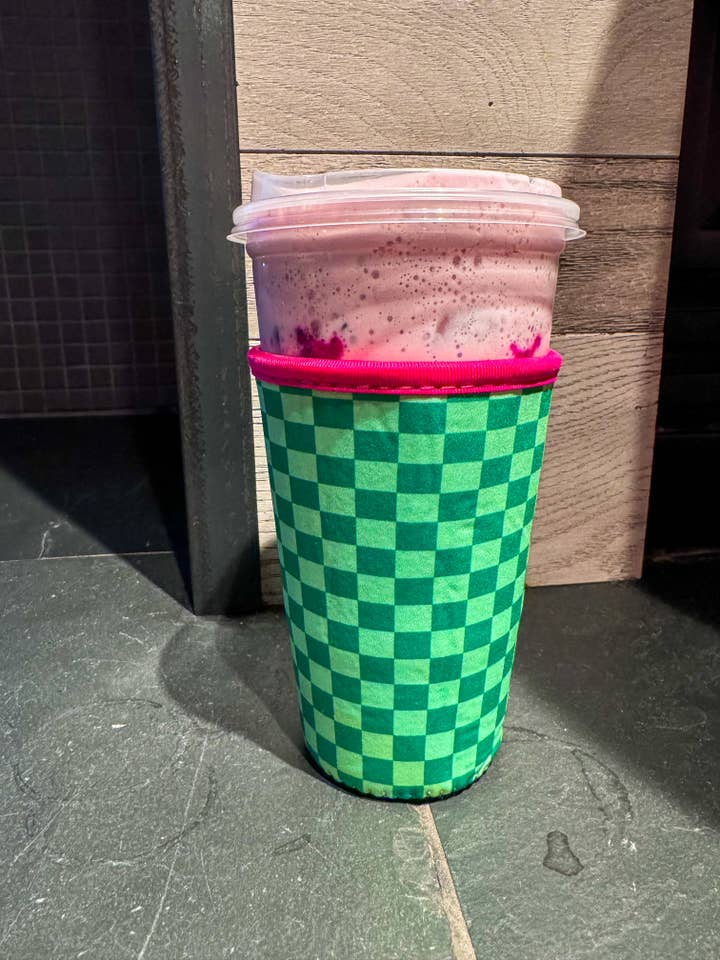 Manchon à boisson à carreaux vert/rose pour la vente par Enchantment Creative, LLC