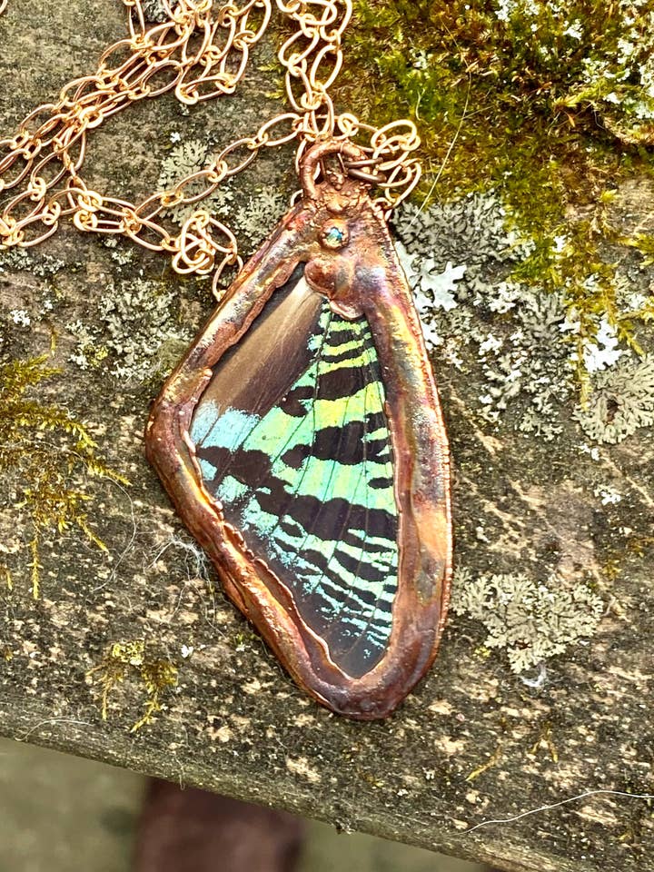 Rigtig Sunset Moth Wing vedhæng, Kobber Elektroformet for engroshandel hos The Posh’mina