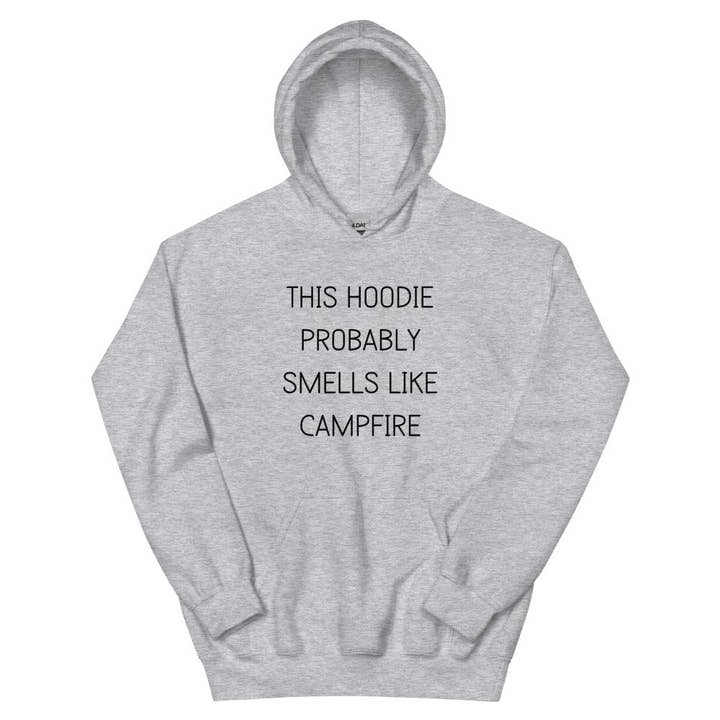 Ce sweat à capuche sent probablement le feu de camp pour la vente par Mila Creative Co