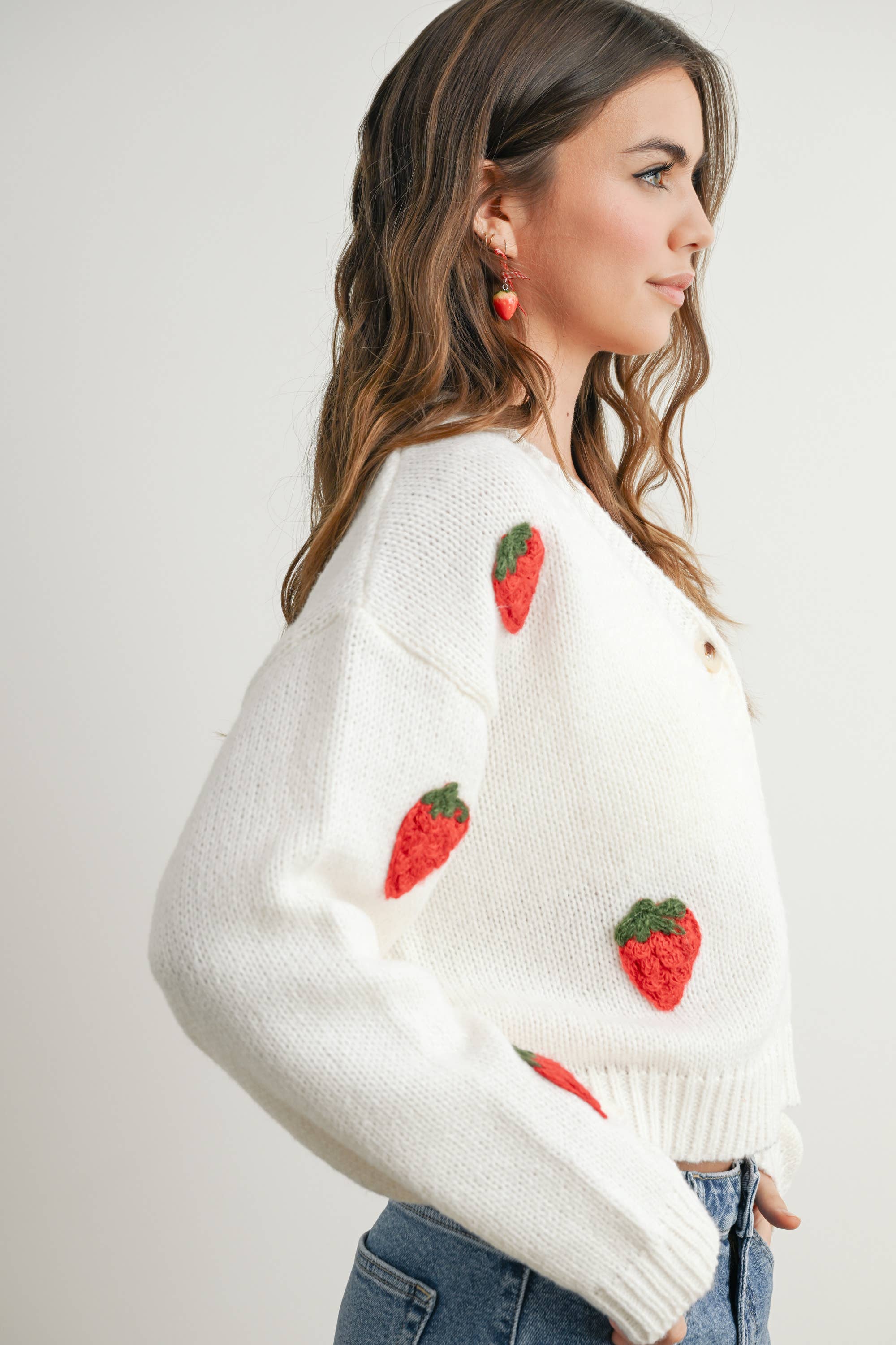 BUTTERMELON – Großhandel Strickjacke – Damen – Kurzer Cardigan mit Erdbeerstickerei - BMC760931