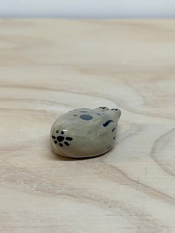 Grå Lang Sæl Syltetøjskeramik Pal for engroshandel hos Rolly Poly Studios