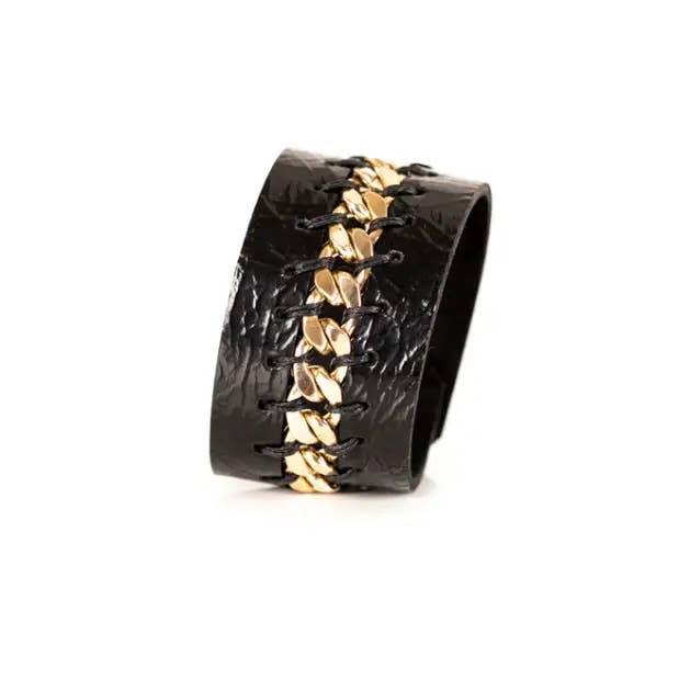Sort læderarmbånd med kæde og gulddetaljer for engroshandel hos The Dark