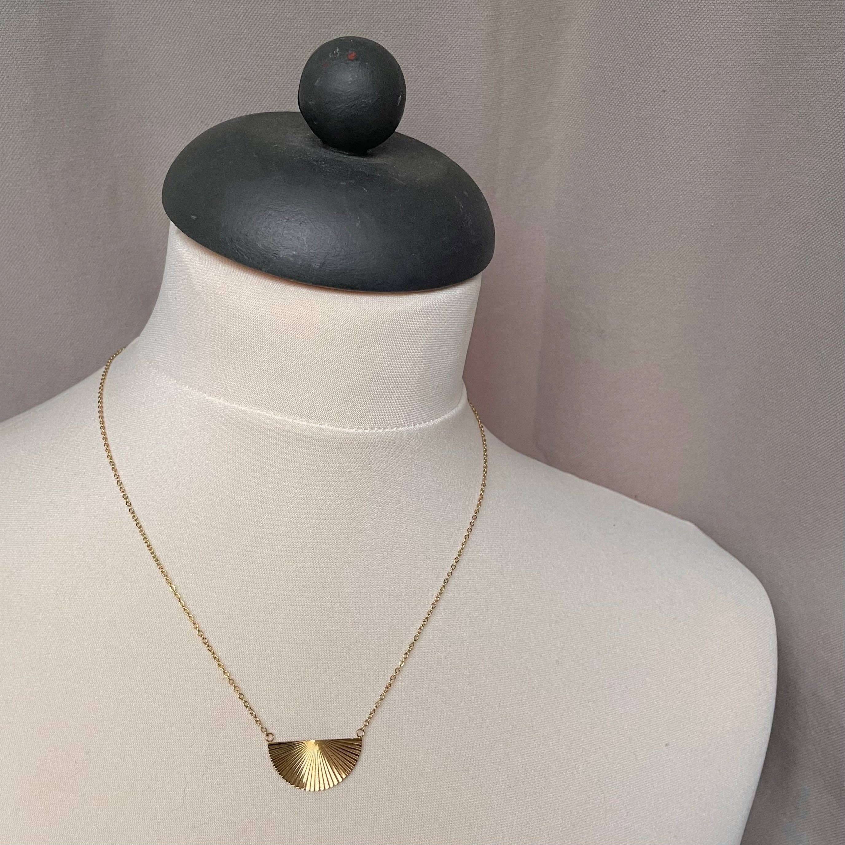 Little Nell Jewellery – wholesale Pendant/charm necklace – Everyday Gold Sunrise Crescent Necklace3