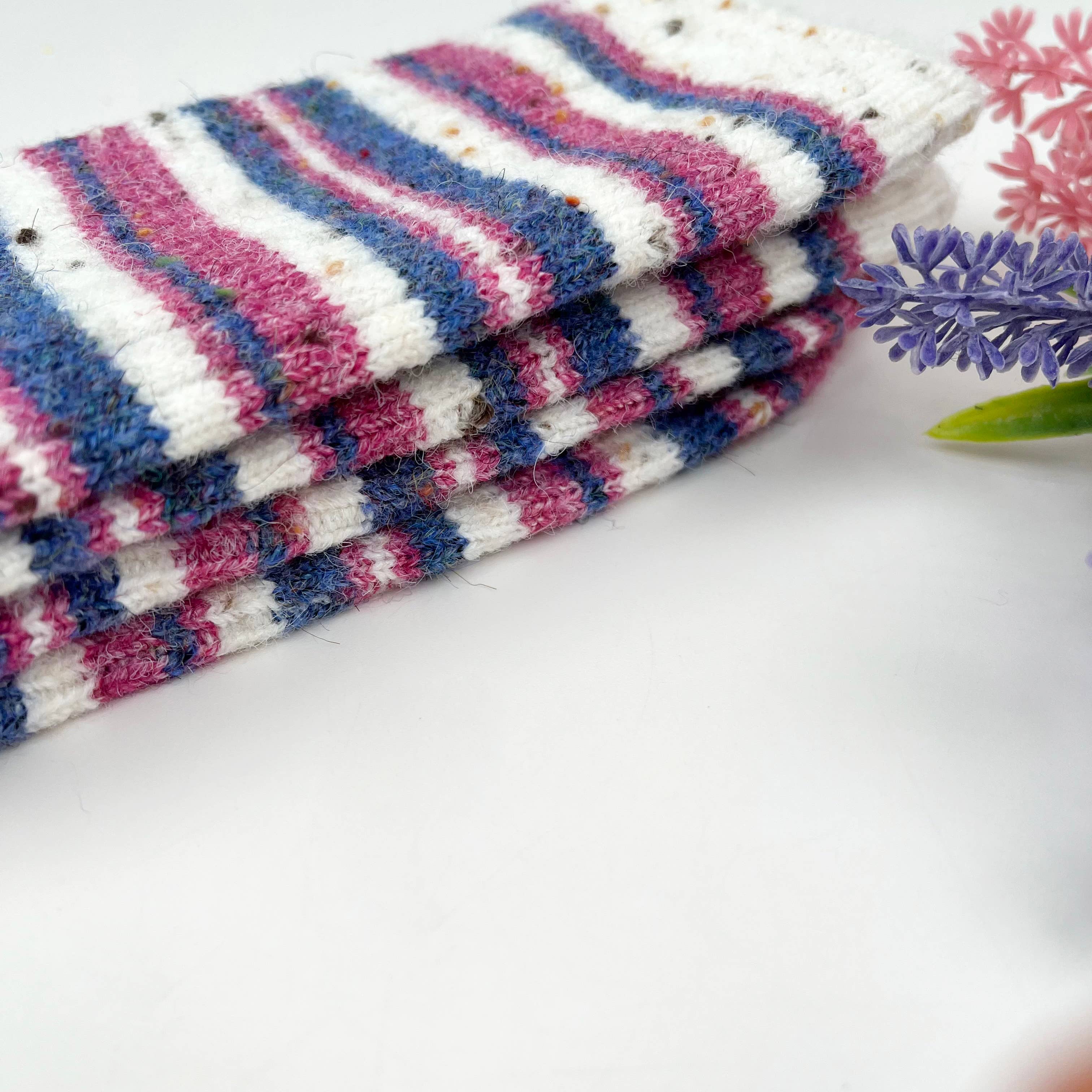 Red Warme, gestreifte Wollsocken in der Wadenmitte für den Großhandel auf Faire2