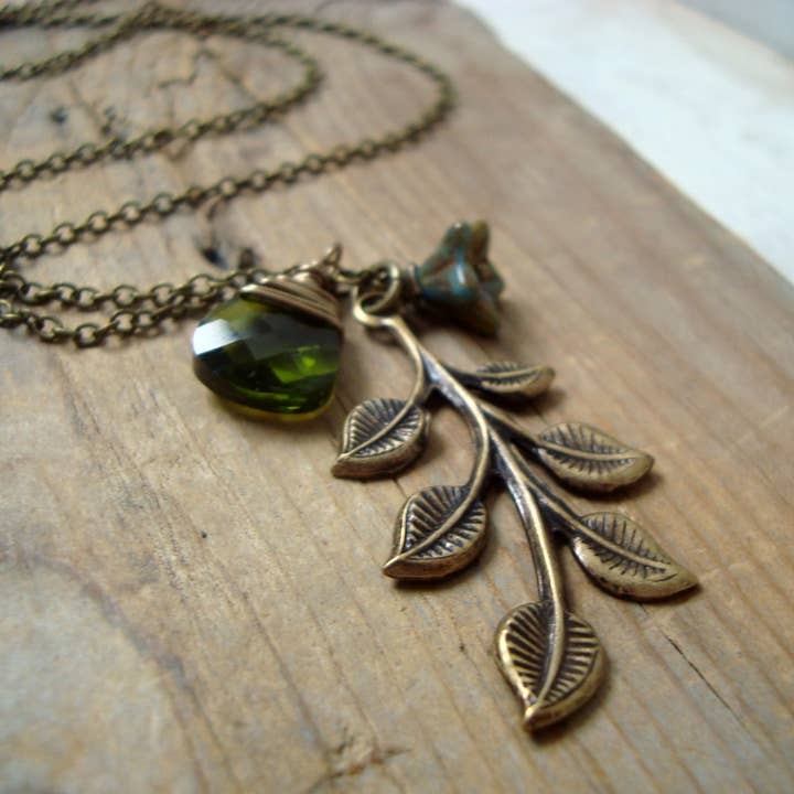 Collier feuille de bronze avec bijoux d'automne en cristal d'olive pour la vente par Fuchsia Bloom Studio