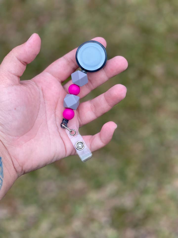 Bobine de badge pour la vente par JB Cole’s Closet