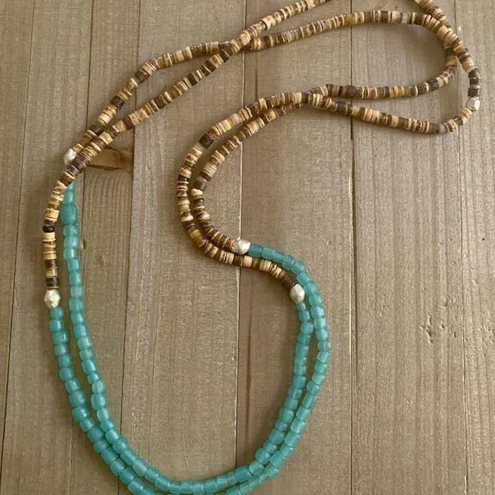 Daydreamer - collana boho in legno di vetro del commercio equo e solidale per la vendita all'ingrosso da parte di Nellie Pratt Artisan Jewelry
