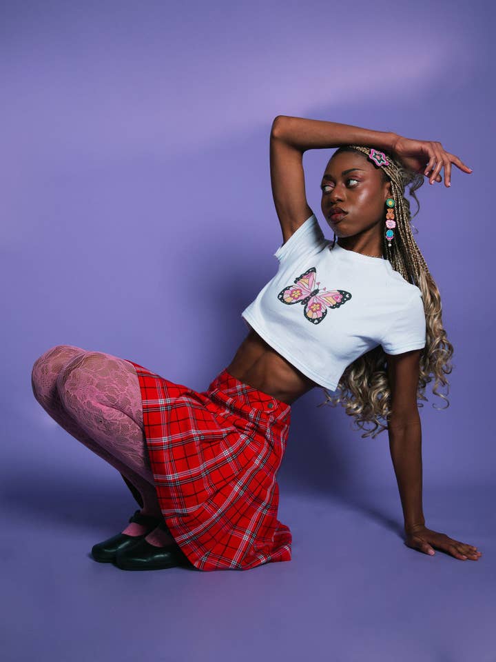 T-shirt court Britney Butterfly pour la vente par Bhabsy