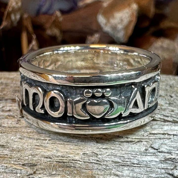 Anello Claddagh Celtico in Argento Sterling con Incisione 'Mo Anam Cara' (La Mia Anima Gemella) per la vendita all'ingrosso da parte di Celtic Crystal Designs Jewelry & Gifts