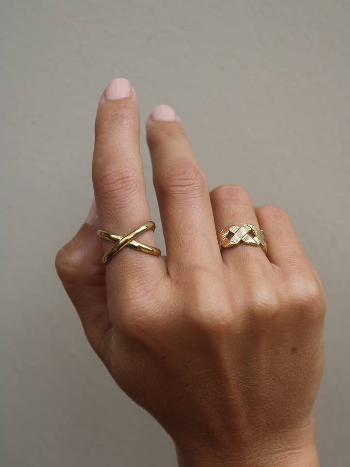 18k stainless steel golden criss cross ring for wholesale by Positiva Jewelry